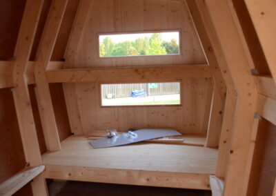 Conception d'un micro-habitat en bois par une architecte de l'atelier Le Bivouac (Haute-Savoie)