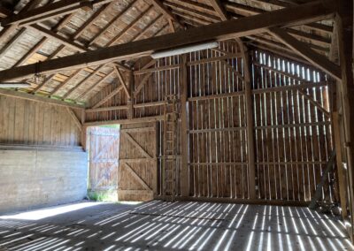 Jeu de lumière dans une grange rénovée par les architectes de l'atelier Le Bivouac